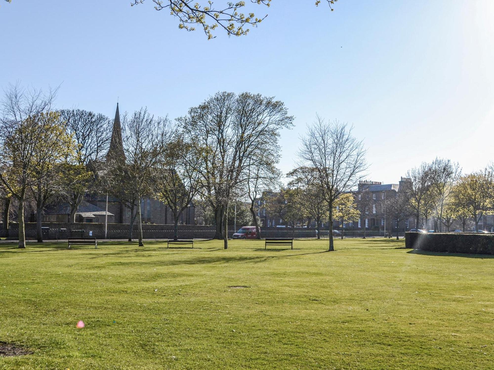 Vila Dezzys Montrose Exteriér fotografie