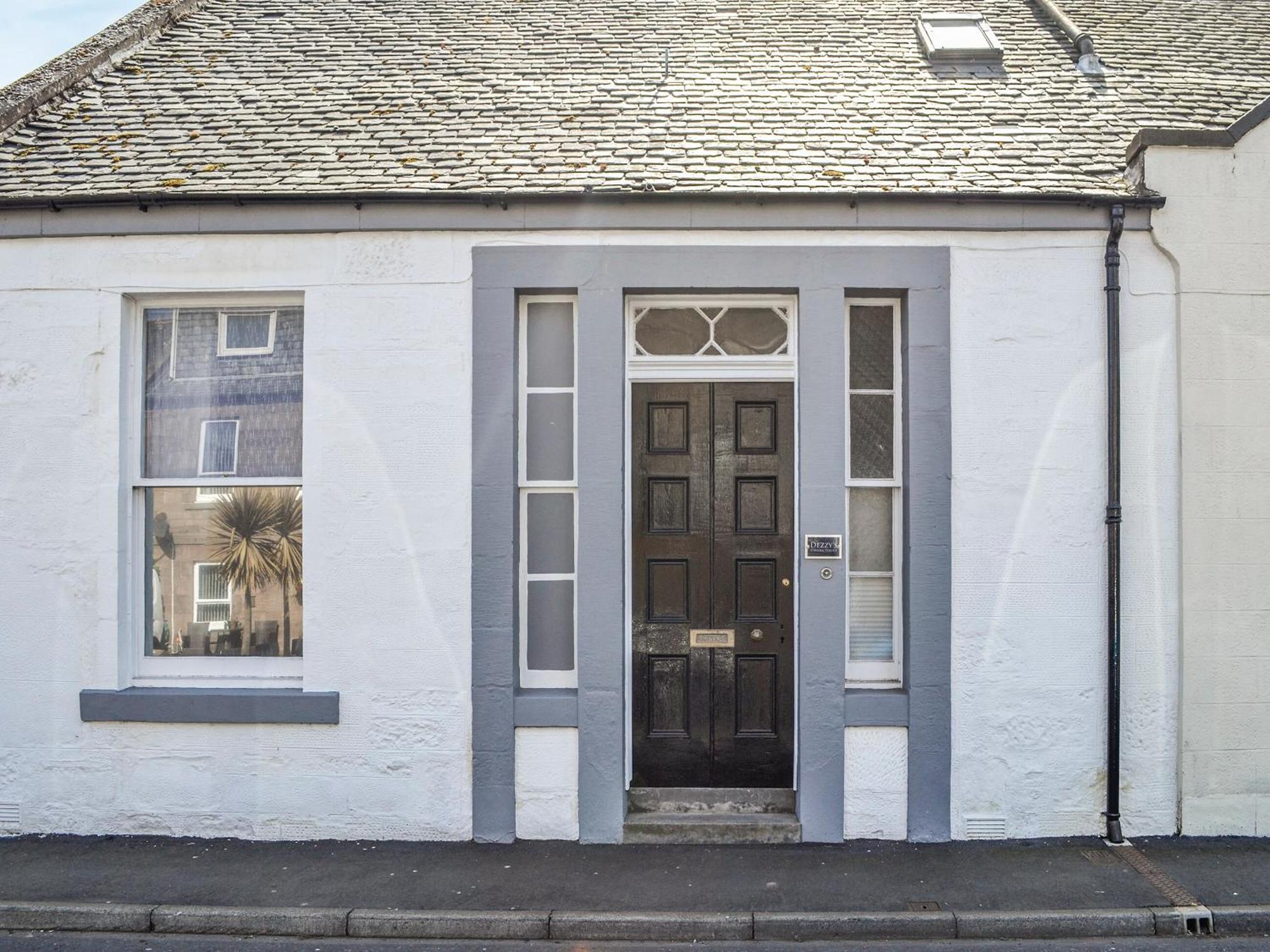 Vila Dezzys Montrose Exteriér fotografie